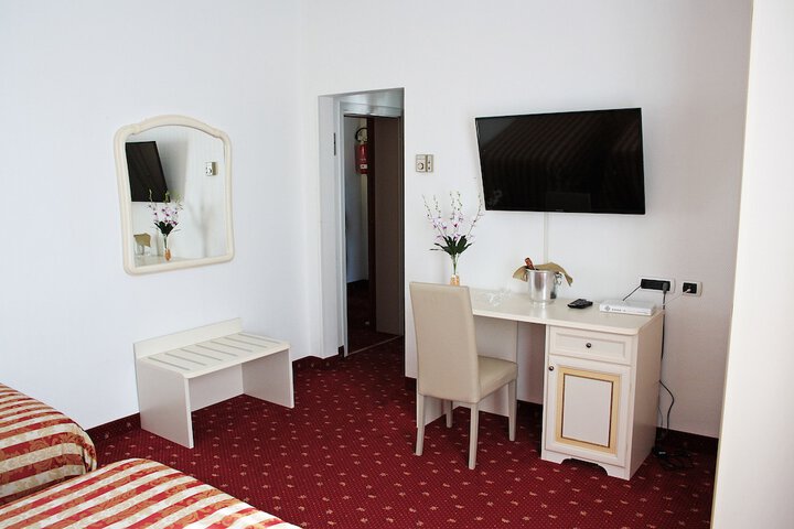 Room 9 of 30