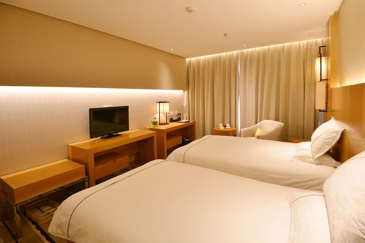 Room 6 of 32