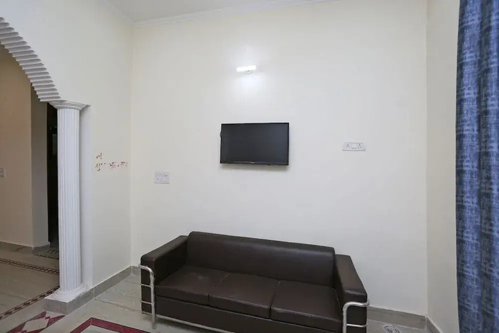 Room 10 of 12