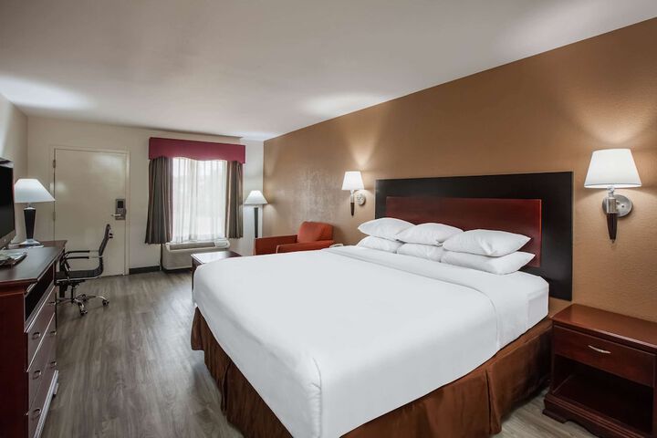 1 King Bed (13 of 17)