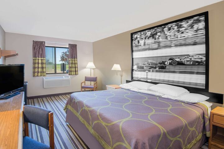 1 Queen Bed (1 of 4)