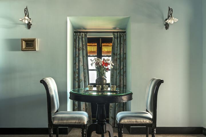 Room 4 of 68