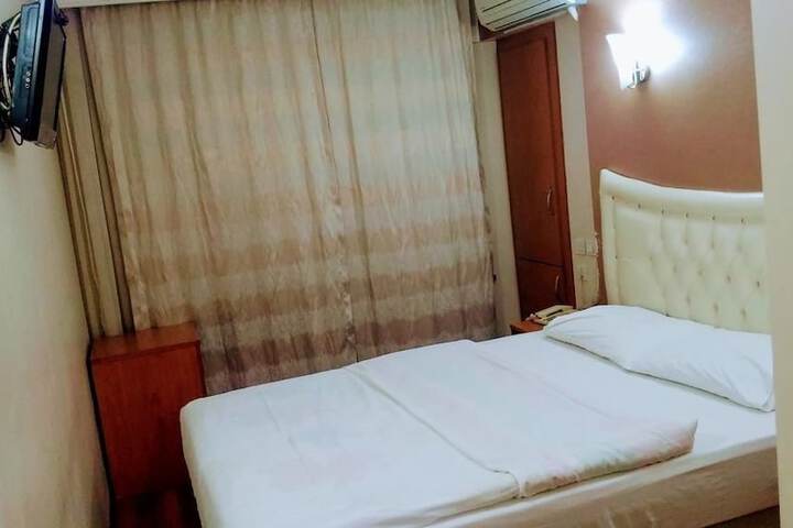 Room 5 of 16