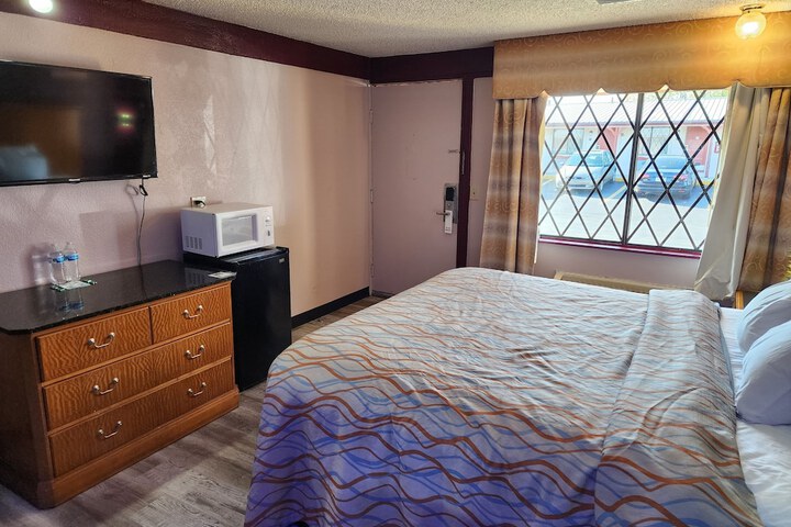 1 King Bed (23 of 24)