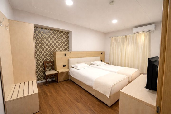 Room 32 of 85