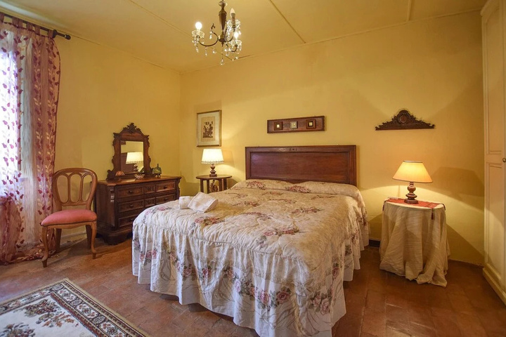 Room 4 of 15