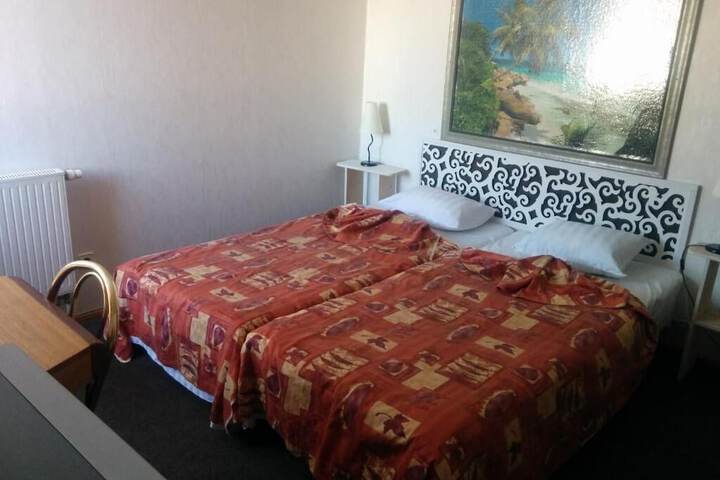 Room 6 of 62