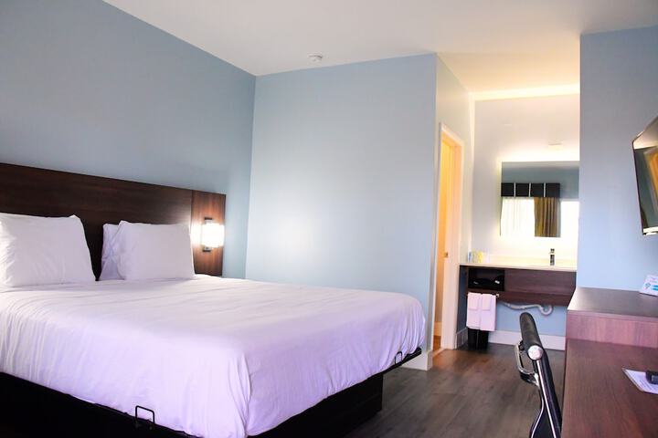 1 King Bed (1 of 10)