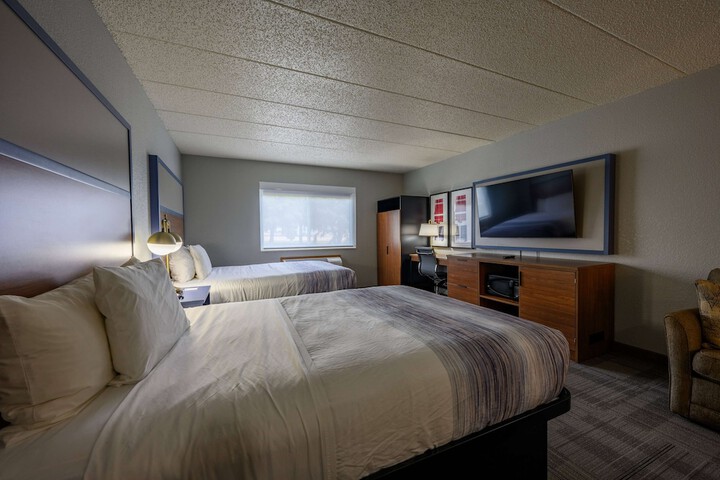 2 Queen Beds (6 of 13)