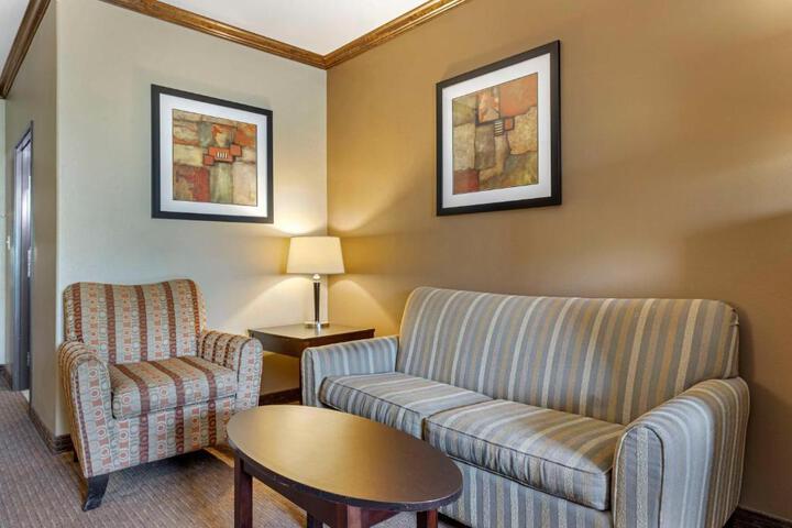 Accessible Suite 1 King Bed Accessible Communicatassist Roll in Shower Sofa Bed Breakfast (11 of 32)