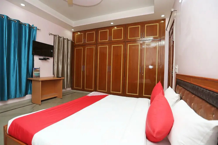Room 4 of 13