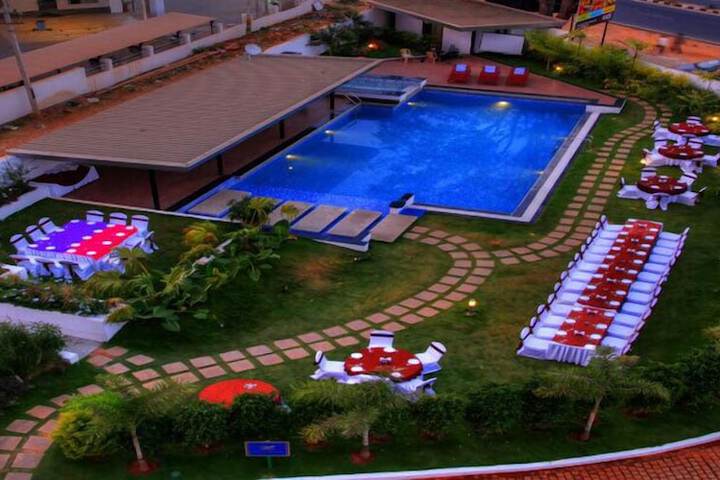 Hotel with Pool