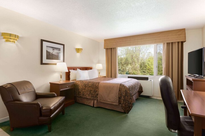 1 Queen Bed (6 of 16)
