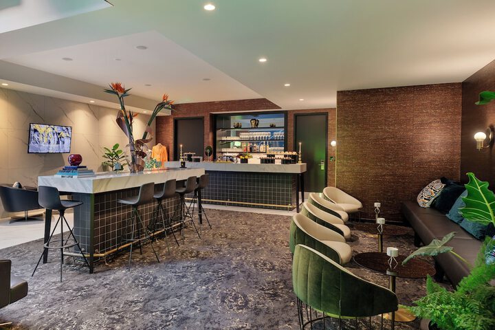 Lounge 132 of 140
