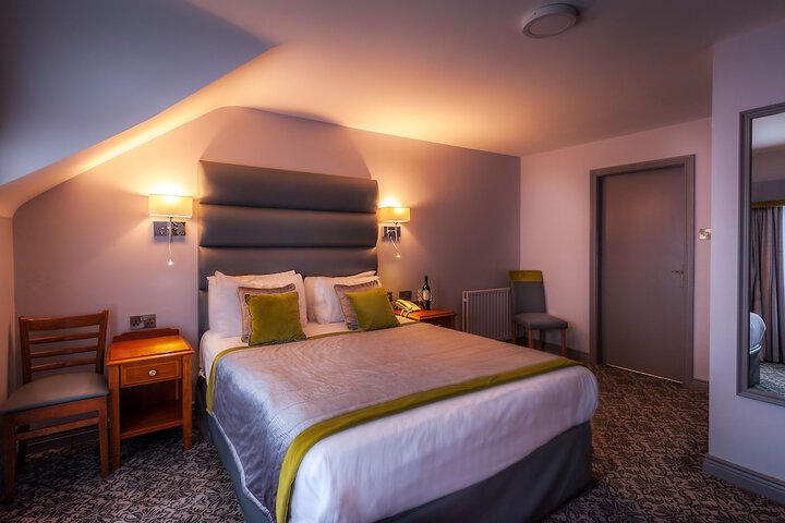 Room 2 of 28