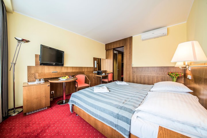 Room 12 of 77