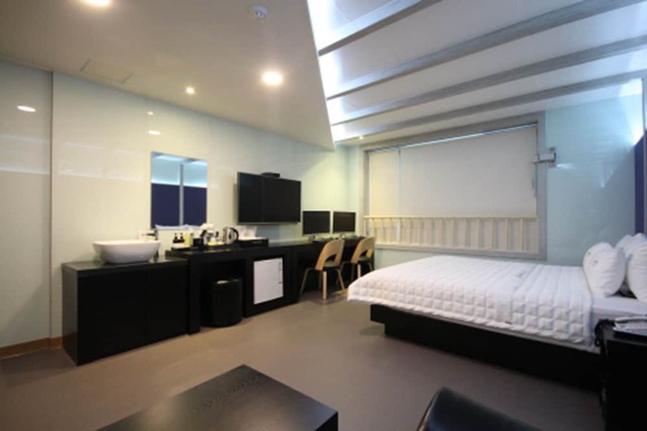 Room 15 of 43