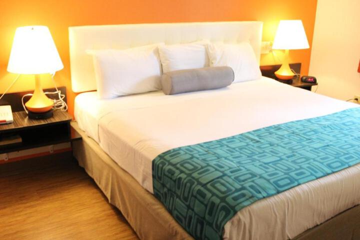 1 Queen Bed (8 of 11)