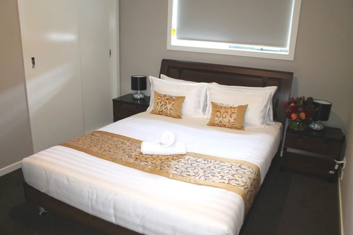 Room 5 of 12