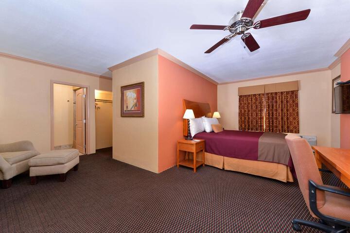1 Queen Bed (6 of 7)