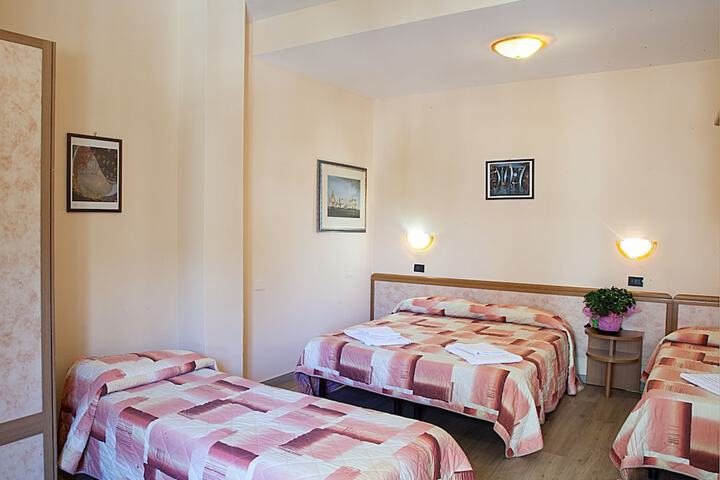 Room 8 of 48