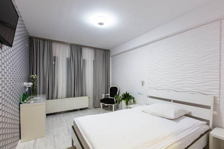 Room 7 of 102