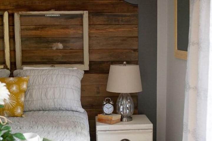 1 Queen Bed (4 of 39)