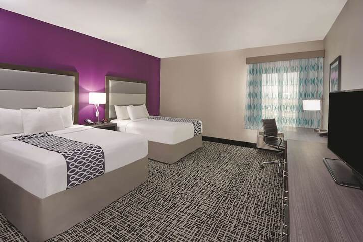 2 Queen Beds Mobility Accessible (5 of 6)