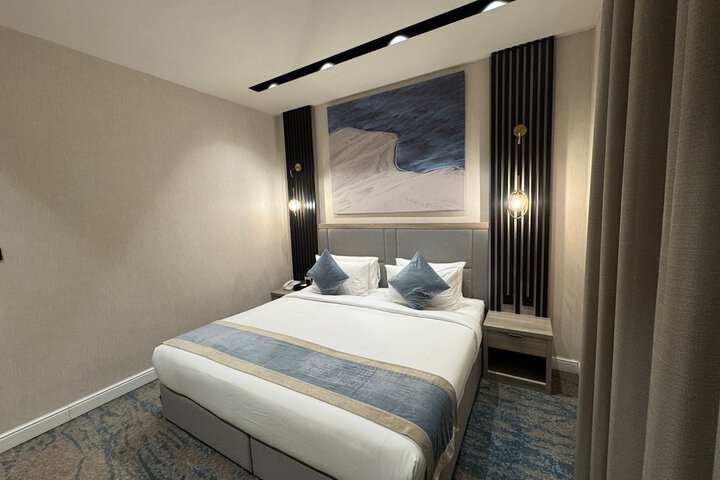 Room 13 of 32