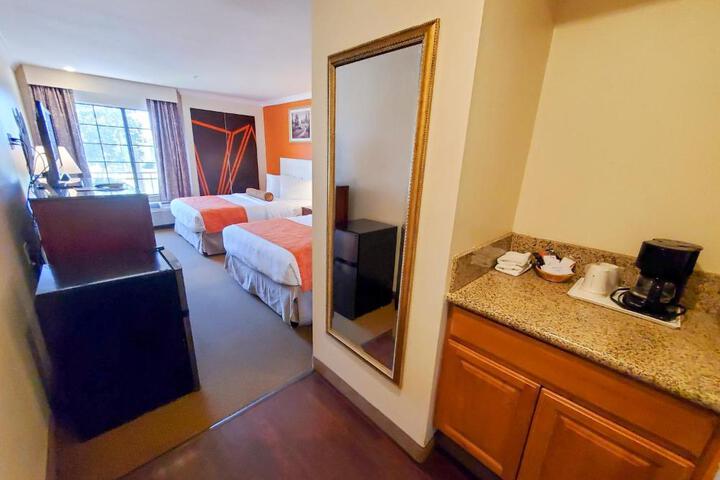 2 Queen Beds (5 of 7)