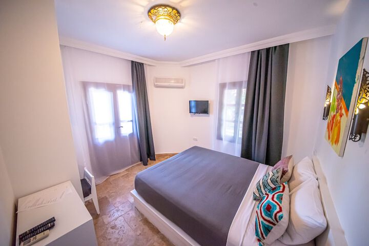 Room 13 of 90