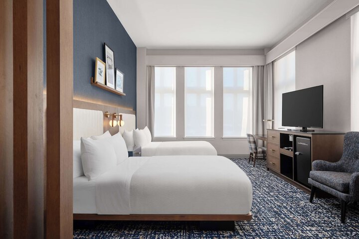 2 Queen Beds Accessible Corner Mobility Bathtub (12 of 12)