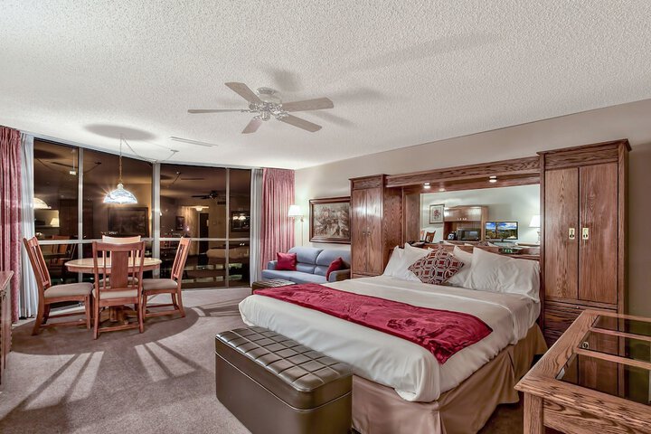 Deluxe King Room 1 King Bed with Sofa Bed (4 of 9)