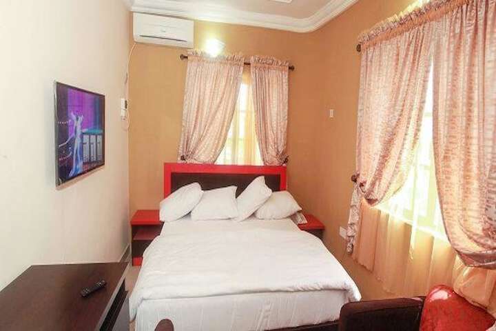 Room 6 of 33