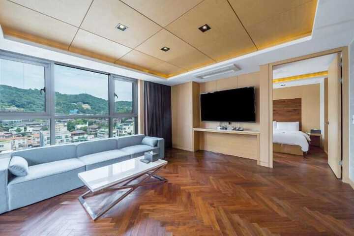 Room 52 of 84