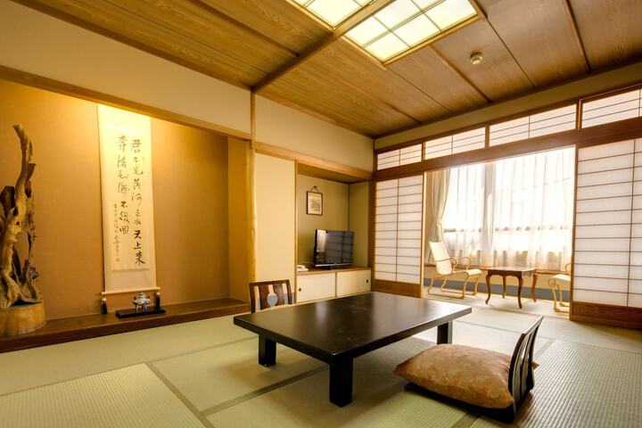 Room 8 of 80