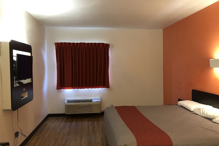 Room 10 of 34