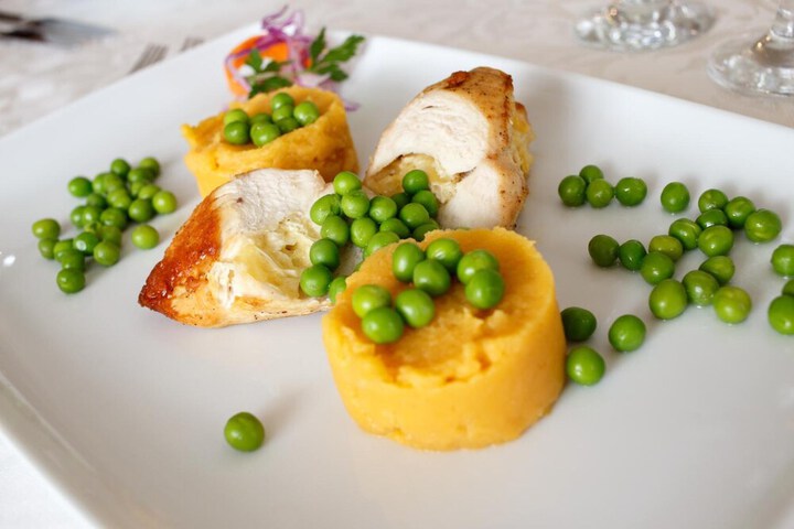 Dining 35 of 53