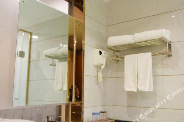 Dongtai Hotel (Guangyuan Lizhou East Road Aoti Center)