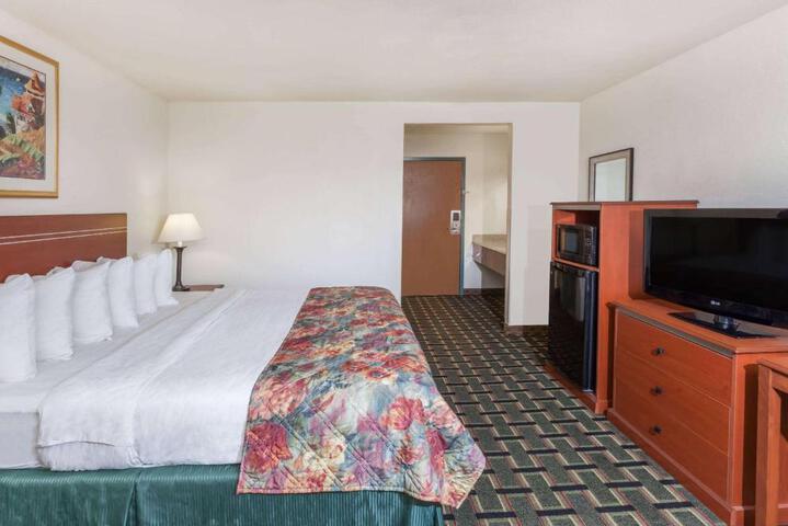 1 King Bed (2 of 4)