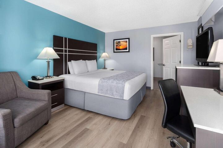 1 King Bed (1 of 11)
