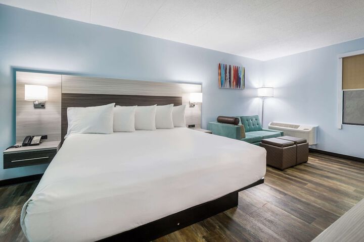 1 King Bed (1 of 8)