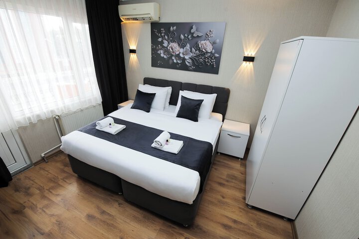 Room 9 of 18
