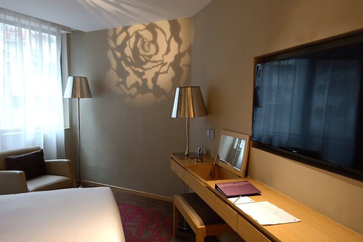 Room 9 of 37