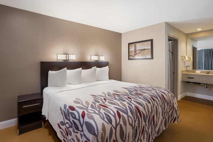 Deluxe King Bed Accessible (10 of 16)