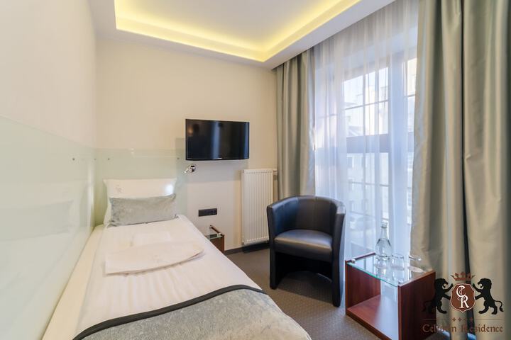 Room 33 of 146