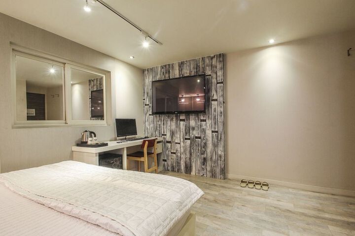 Room 7 of 33