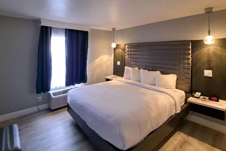 Suite Queen Bed (3 of 3)