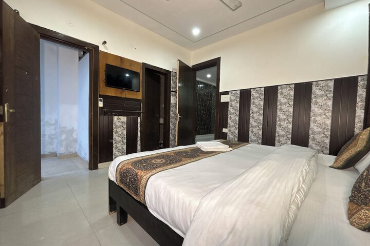 Room 8 of 14