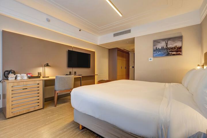 Room 33 of 74